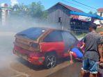 saat-proses-pemadaman-api-pada-mobil-yang-terbakar.jpg