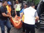 saat-tubuh-suwarno-diidentifikasi-petugas-di-lokasi.jpg