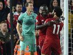 sadio-mane-dan-mohamed-salah-liverpool-vs-arsenal-di-depan-stephan-lichtsteiner-liga-inggris.jpg