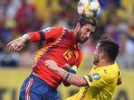 sergio-ramos-dan-nicolae-stanciu-rumania-vs-spanyol-piala-eropa-2020.jpg