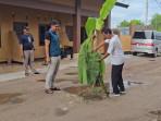 tanam-pisng-di-jalan-rusak-di-Palangka-Raya.jpg