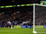 tottenham-hotspur-harry-kane-mencetak-gol-ke-gawang-chelsea.jpg