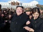 tribunkaltengcom-kim-jong-un-dan-istrinya-ri-sol-ju.jpg