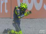 valentino-rossi-crash-di-motogp-catalunya-2020-minggu-2792020.jpg
