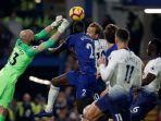 willy-caballero-menyelamatkan-gawangnya-pada-pertandingan-chelsea-vs-tottenham-hotspur.jpg