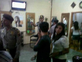 Aparat Sabhara Banjarmasin Obok-obok Salon