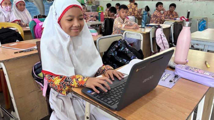 TKA 2026 - Seorang siswa SDN 002 Samarinda Kota sedang mengoperasikan Chromebook, Rabu (16/7/2025). Berikut jadwal terbaru TKA SD dan SMP 2026 lengkap link simulasi untuk belajar siswa (TRIBUNKALTIM.CO/RAYNALDI PASKALIS)