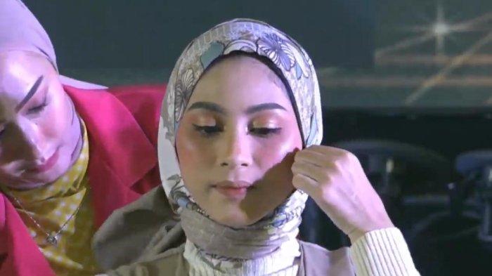 Kegiatan make up, tata rias wajah muslimah di Kalimantan Timur. 