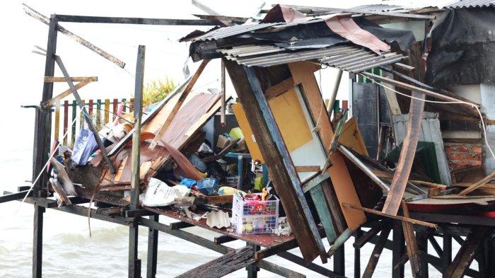 Rumah Pasangan Lansia di Kampung Pesisir Klandasan Ulu Balikpapan Roboh Usai Dihantam Ombak