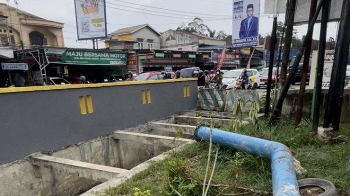 Perumdam Tirta Kencana Samarinda Sambung Pipa Induk yang Terputus di Simpang 4 Sempaja