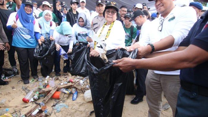 BREAKING NEWS: Aksesoris Khas Dayak Kalungi Leher, Siti Nurbaya Bersih-bersih Pantai di Balikpapan