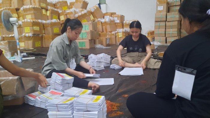 250 Warga Dilibatkan Proses Lipat Surat Suara di Samarinda, Honor Rp 300 Hingga Rp400 Per Lembar