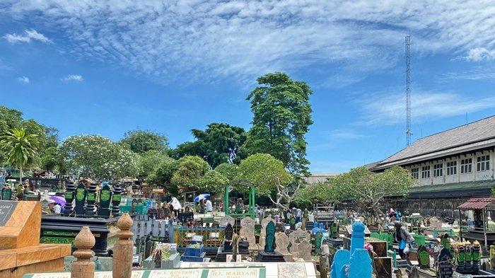 Tradisi Ziarah Kubur di Samarinda, Ada Warga Terpaksa Duduk di Atas Makam karena Kondisi Padat