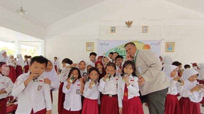 ilustrasi. M Jaya Budiarsa, Senior Manager Social Security dan License (SSL) PT KRN minum susu bersama murid SDN 021 Balikpapan Barat, Senin (3/6/2024).