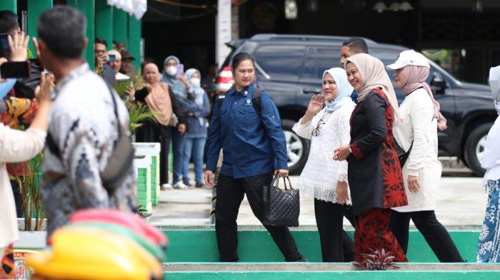 BREAKING NEWS: Cari Oleh-oleh, Ibu Negara Iriana Jokowi Sambangi Pasar Inpres Kebun Sayur Balikpapan