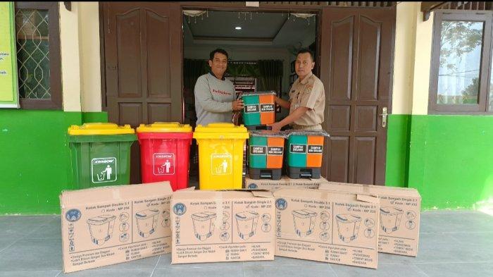 SMPN 16 Balikpapan Terima 14 Unit Bantuan Tempat Sampah demi Sekolah Sehat