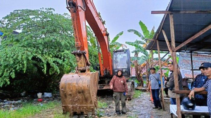 EKSEKUSI LAHAN SOMBER - Sumaria Daeng Toba datangkan excavator di lahan Somber, Balikpapan. Eksekusi lahan di Somber Balikpapan belum terlaksana hari ini, Rabu (15/1/2025). Camat upayakan  mediasi Sumaria Daeng Toba dengan warga.