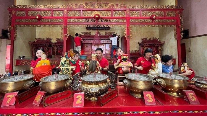 Sambut Imlek 2025, Kelenteng Guang De Miao Balikpapan Mandikan Puluhan Patung Dewa-dewi