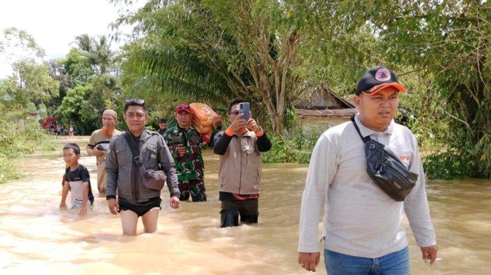 Koramil Samarinda Utara dan BPBD Samarinda Bangun Dapur Umum untuk Korban Banjir