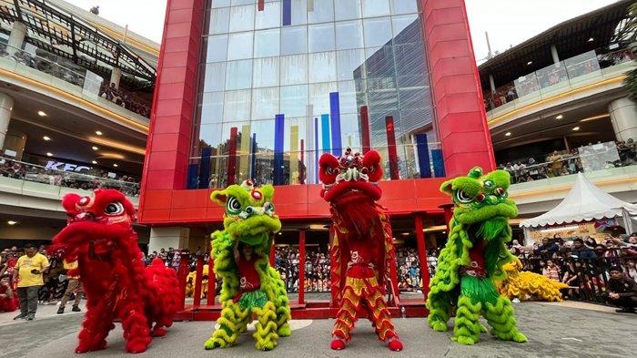 AKSI BARONGSAI BALIKPAPAN - Plaza Balikpapan akan menggelar perayaan Chinese New Year dengan menampilkan 13 barongsai dari tim lokal diperkirakan menarik ribuan pengunjung, Rabu (29/1/2025). Selain barongsai, acara juga akan dimeriahkan dengan seni bela diri dan special performance. 