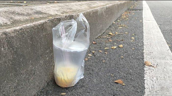HARGA PLASTIK NAIK - Ilustrasi sampah plastik bekas bungkus minuman tergeletak di atas jalan aspal Komplek Grand City Kota Balikpapan, Kalimantan Timur pada Sabtu (1/3/2025) sore.