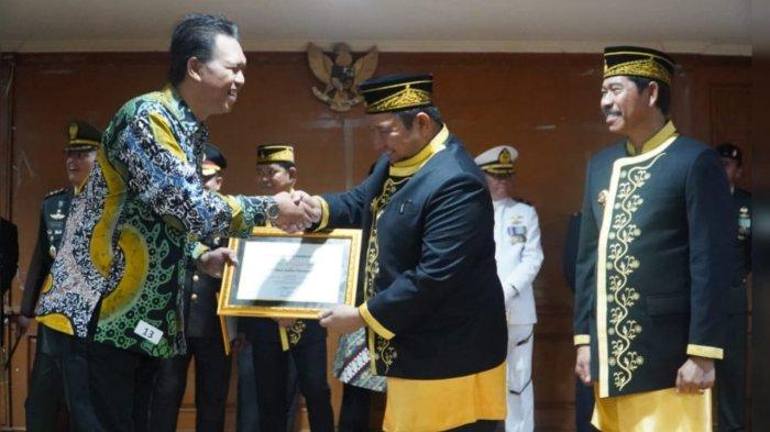 Eko Andrianto, Administratur (ADM) PT WKP saat menerima penghargaan untuk PT Waru Kaltim Plantation (WKP) dari Bupati Penajam Paser Utara (PPU) Mudyat Noor / ISTIMEWA