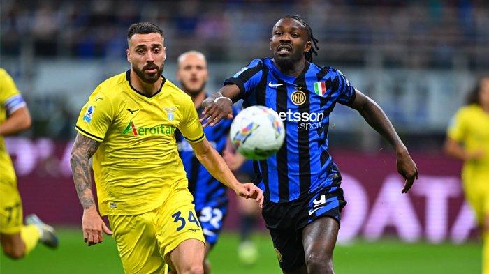 HASIL LIGA ITALIA - Pemain Inter Milan Marcus Thuram berebut bola dengan bek Lazio Mario Gila pada pertandingan Liga Italia Serie A pekan ke-37 antara Inter Milan vs Lazio di Stadion San Siro, Senin (19/5/2025) dini hari WIB. Hasil Liga Italia Inter Milan vs Lazio berakhir dramatis dengan skor 2-2. (X.com/@Inter)