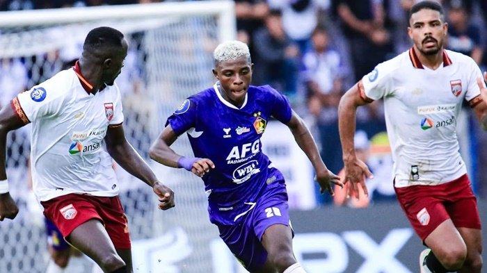 PERSIJA LIVE - Penyerang sayap Persik, Hugo Samir (tengah) diadang bek Borneo FC Christophe Nduwarugira dan Ronaldo Rodriguez saat pertandingan Liga 1 di Stadion Brawijaya, Kediri, Jawa Timur, Jumat (23/5/2024). (HO/PERSIK KEDIRI)