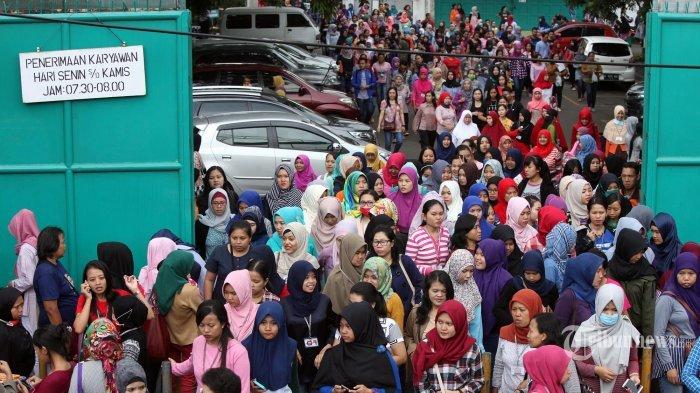 BADAI PHK - Ribuan buruh pulang kerja di salah satu pabrik di Jalan Kiaracondong, Kota Bandung, Jawa Barat. Kementerian Ketenagakerjaan mencatat jumlah PHK pada Januari-Juni 2025 mencapai 42.385 orang. (TRIBUN JABAR/GANI KURNIAWAN)