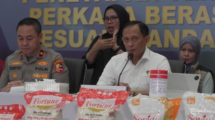 KASUS BERAS OPLOSAN - Kepala Satgas Pangan Polri /Direktur Tindak Pidana Ekonomi Khusus (Dittipideksus) Bareskrim Polri Brigjen Pol. Helfi Assegaf bersama Karo Penmas Divhumas Polri Brigjen Pol. Trunoyudo Wisnu Andiko menyampaikan konferensi pers perkembangan kasus beras tidak sesuai standar mutu di Gedung Bareskrim, Mabes Polri, Jakarta, Selasa (5/8/2025). Satgas Pangan Polri menetapkan tiga tersangka baru dalam kasus beras tidak sesuai standar mutu yakni Presiden Direktur PT PIM berinisial S, Kepala Pabrik PT PIM berinisial AI, dan Kepala Quality Control PT PIM berinisial DO. (Tribunnews/Jeprima)