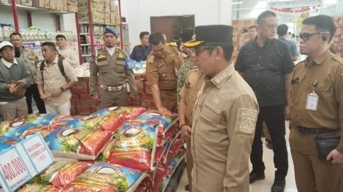 SIDAK BERAS -  Walikota Balikpapan Rahmad Mas'ud bersama jajaran Pemkot Balikpapan saat sidak di Yova Mart Balikpapan, Senin (11/8/2025).  Stok beras premium di Supermarket Yova Mart Balikpapan, Kalimantan Timur mengalami keterbatasan. (TRIBUNKALTIM.CO/SITI ZUBAIDAH)
