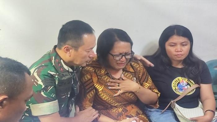 RUMAH DUKA - Pangdam IX/Udayana Mayor Jenderal TNI Piek Budyakto mengunjungi rumah duka Prada Lucky Namo di Asrama Tentara Kelurahan Kuanino Kota Kupang, NTT. Senin, (11/8/2025) siang. (POS-KUPANG.COM/IRFAN HOI)