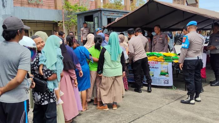 20250814_Warga mengantre Gerakan Pangan Murah di Pasar Induk Nenang, Penajam