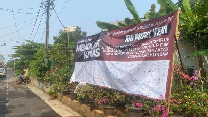 KEGIATAN AGAMA TANPA IZIN - Warga perumahan di Dukuh Zamrud, Kelurahan Cimuning, Kecamatan Mustikajaya, Kota Bekasi, resah dengan aktivitas keagamaan tak berizin di sebuah rumah warga. Mereka pun memasang spanduk penolakan di rumah yang bersangkutan pada Minggu (10/8/2025). (Kompas.com/Achmad Nasrudin Yahya)