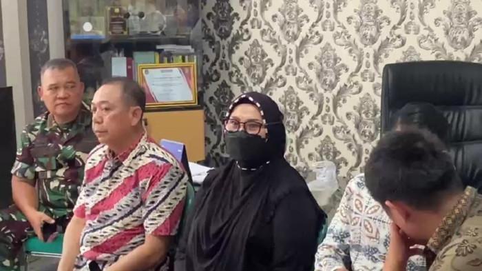UMI CINTA --- Putri Yeni alias Umi Cinta, pimpinan perkumpulan keagamaan kelompok pengajian mendatangi Kantor Kelurahan Mustikajaya, Kota Bekasi, Kamis (14/8/2025) siang. (Istimewa via TribunBekasi.com)