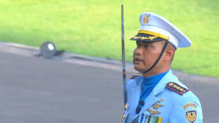 UPACARA PENURUNAN BENDERA - Kolonel Pnb Sunar Adi Wibowo menjadi Komandan Upacara Penurunan Bendera HUT ke 8-0 RI tahun 2025 di Istana Merdeka, Minggu (17/8/2025). 