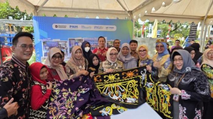 20250830_Ibu Arifatul Choiri Fauzi menyapa langsung para pelaku usaha inspiratif binaan PNM