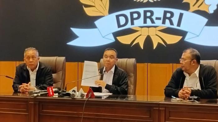 TUNJANGAN DPR RI DIPANGKAS - Wakil Ketua DPR RI Sufmi Dasco Ahmad (tengah) bersama Saan Mustopa (kiri) dan Cucun Ahmad Syamsurijal (kanan) saat jumpa pers di Kompleks Parlemen Senayan, Jakarta, Jumat (5/9/2025). Dasco menegaskan tunjangan anggota DPR RI dipangkas. (TRIBUNNEWS/Rizki Sandi Saputra)