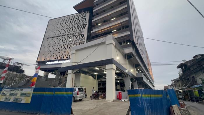 PASAR PAGI SAMARINDA -  Suasana revitalisasi Pasar Pagi Samarinda, Jumat (18/9/2025). Gedung modern dengan fasilitas listrik, eskalator, hingga area publik yang siap menunjang kenyamanan pedagang dan pengunjung. (TRIBUNKALTIM.CO/SINTYA ALFATIKA SARI)