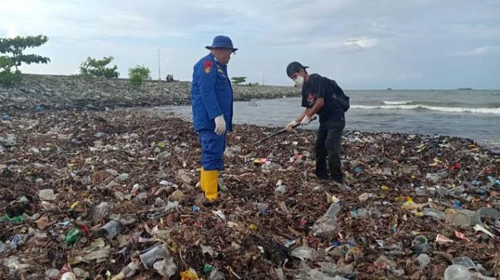 SAMPAH PESISIR MENUMPUK - Volume sampah yang menumpuk di pesisir Kota Balikpapan melonjak tajam pada periode Juli hingga September 2025. Dinas Lingkungan Hidup (DLH) Kota Balikpapan mencatat, setiap hari rata-rata enam hingga sembilan ton sampah terdampar di pantai akibat hembusan angin selatan. (DOK TRIBUNKALTIM)