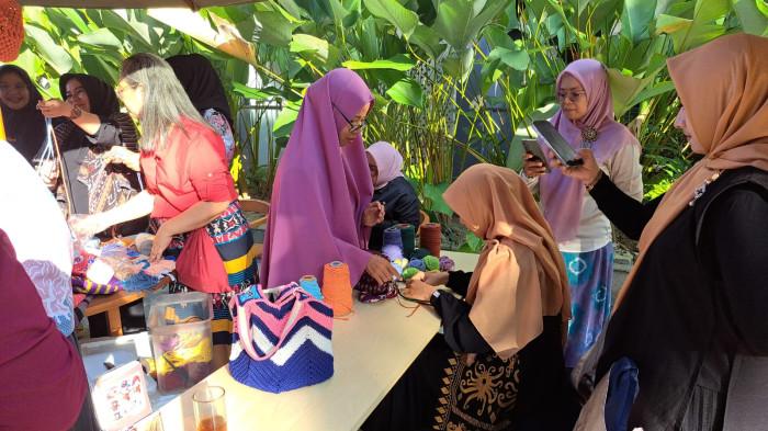 Para Pengunjung ikut serta belajar merajut membuat gantungan kunci dan tas pada acara hari batik nasional yang diselenggarakan oleh Fourpoints by Sheraton Hotel Balikpapan