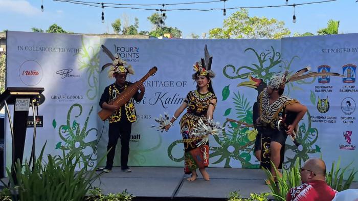 Penampilan Sampe' & Dance Performance pada acara hari batik nasional di Fourpoints by Sheraton Hotel Balikpapan