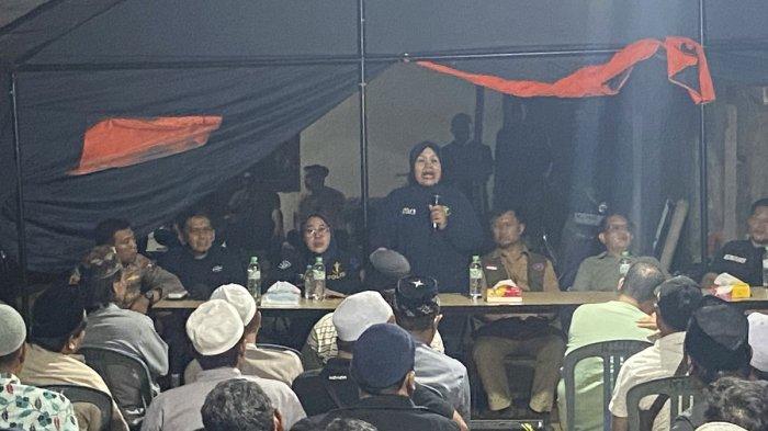 JENAZAH SULIT DIIDENTIFIKASI - Kepala DVI Polda Jatim, Kombes Pol Wahyu Hidajati saat memberikan arahan ke keluarga korban runtuhan Ponpes Al Khoziny Sidoarjo, Jumat (3/10/2025)(KOMPAS.com/IZZATUN NAJIBAH)