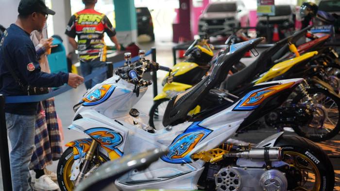 Keseruan CustoMAXi Yamaha 2025 kembali berlanjut. Setelah pada pekan lalu sukses membuka keseruan dan menghimpun lebih dari puluhan modifikator, serta ratusan pengguna setia MAXi Yamaha di Semarang, kini kemeriahan tersebut akhirnya singgah di kota Makassar (28/9)