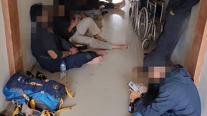 PECINTA ALAM TEWAS - Rekan-rekan, MWA pecinta alam asal Balikpapan saat menunggu di Puskesmas Long Kali, Minggu (5/10/2025). Awal mula dan kronologi pecinta alam asal Balikpapan tewas saat menuju air terjun Doyam Sondong, Kecamatan Long Kali, Kabupaten Paser, Provinsi Kaltim. (HO/Polsek Long Kali)