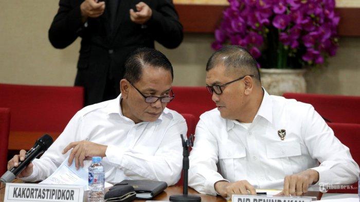 KORUPSI PLTU - Kakortastipidkor Polri Irjen Pol Cahyono Wibowo (kiri) bersama Direktur Penindakan Kortastipidkor Polri Brigjen Pol Totok Suharyanto (kanan) memberikan keterangan dalam ungkap kasus dugaan korupsi pembangunan PLTU 1 Di Mempawah, Kalimantan Barat pada 2008-2018 di Mabes Polri, Senin (6/10/2025). Kortastipidkor Polri menetapkan empat tersangka dalam kasus dugaan korupsi proyek pembangunan pembangkit listrik tenaga uap (PLTU) 1 Kalimantan Barat (2x50 MW) di Desa Jungkat, Kabupaten Mempawah, Provinsi Kalimantan Barat tahun 2008-2018 yang menyebabkan dugaan kerugian keuangan negara yang timbul yakni sekitar US$ 62,4 juta dan Rp 323,19 miliar. (TRIBUNNEWS/IRWAN RISMAWAN)