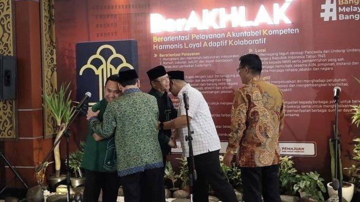 PPP ISLAH - Momen dua kubu PPP saling bersalaman dan rangkul di Kementerian Hukum, Jakarta, Senin (6/10/2025).(KOMPAS.com/HARYANTI PUSPA SARI)