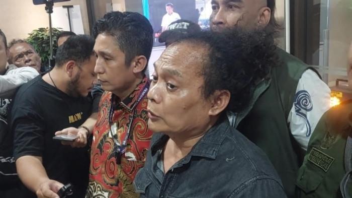 GELAR PERKARA KHUSUS - Kuasa hukum Razman Nasution, Firdaus Oiwobo didampingi Deoplipa Yumara selaku penasihat hukum ke Bareskrim Polri, Jakarta Selatan, Senin (6/10/2025). Kedatangannya meminta gelar perkara khusus atas pertengkaran dengan Hotman Paris dalam persidangan di PN Jakarta Utara pada 6 Februari 2025. (Tribunnews.com/Reynas Abdila)