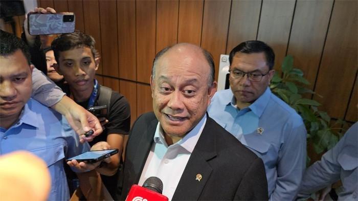 PROGRAM MBG - Kepala Badan Gizi Nasional (BGN), Dadan Hindayana, di Kompleks Parlemen, Senayan, Jakarta, Rabu (1/10/2025). Ia menegaskan pemerintah tidak akan mengganti skema program MBG menjadi bantuan uang tunai langsung ke orang tua. (Tribunnews.com/ Chaerul Umam)
