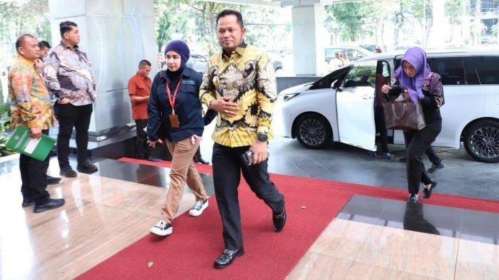PEMANGKASAN DANA TKD - Gubernur Kaltim, Rudy Mas'ud saat tiba di Kantor Kementerian Keuangan, Selasa (7/10/2025). Kedatangan Rudy Mas'ud di Kantor Kemenkeu ini bersama dengan Gubernur lainnya dari seluruh Indonesia untuk bertemu dengan Menkeu Purbaya Yudhi Sadewa. Pertemuan Menkeu Purbaya dengan para Gubernur termasuk Rudy Mas'ud ini adalah terkait pemangkasan dana TKD. (HO/Adpimprovkaltim)